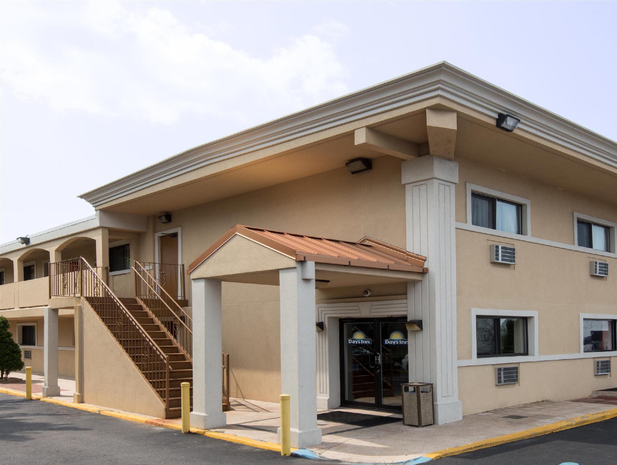 Red Roof Inn Copiague Esterno foto