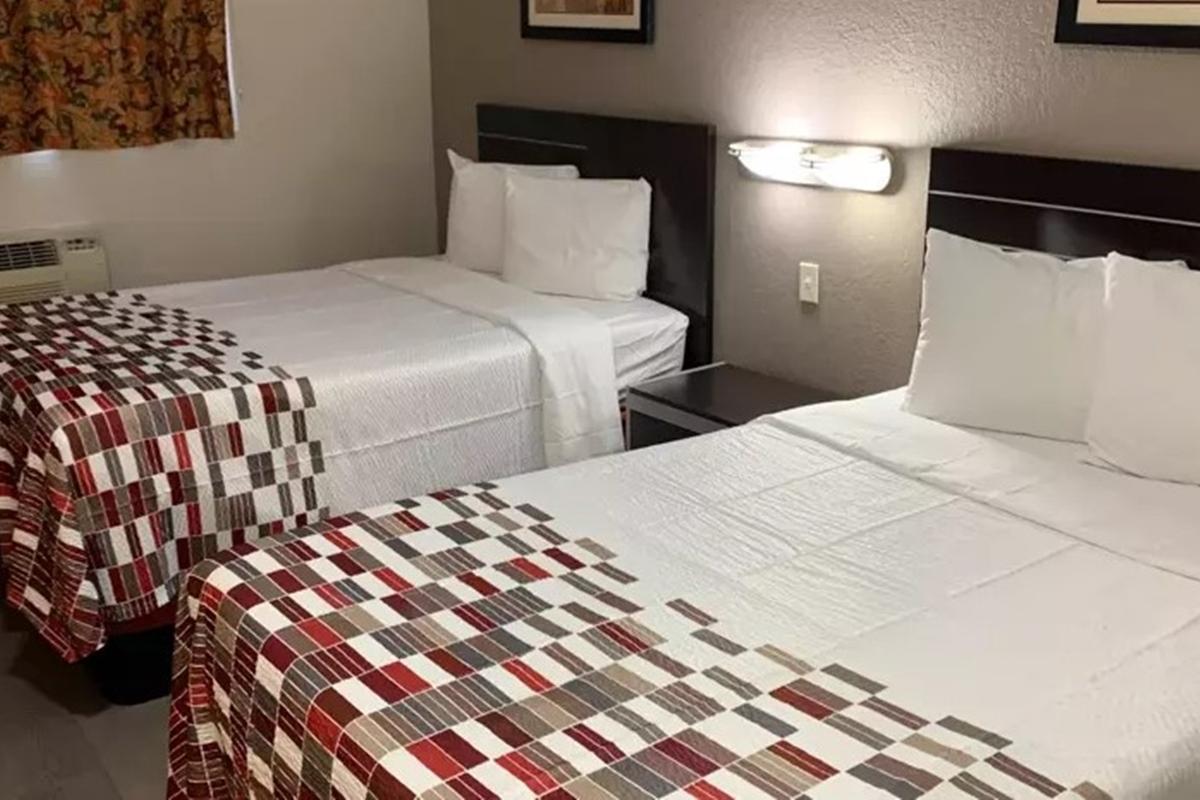 Red Roof Inn Copiague Esterno foto
