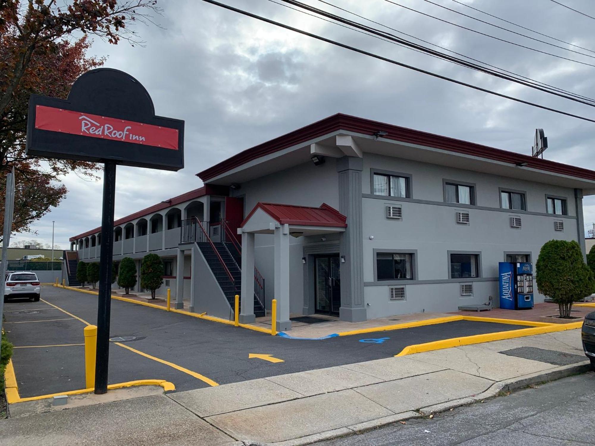 Red Roof Inn Copiague Esterno foto