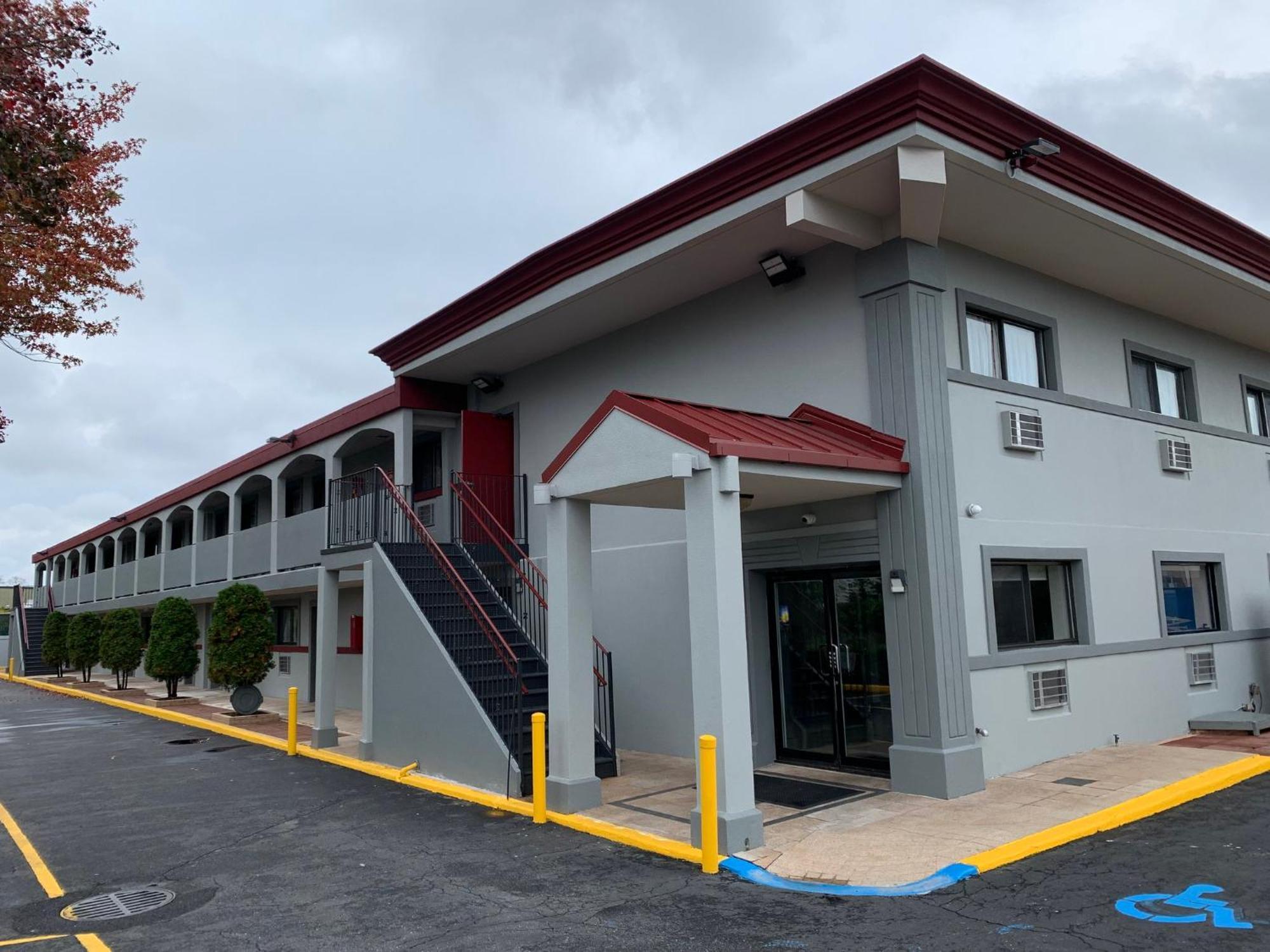 Red Roof Inn Copiague Esterno foto